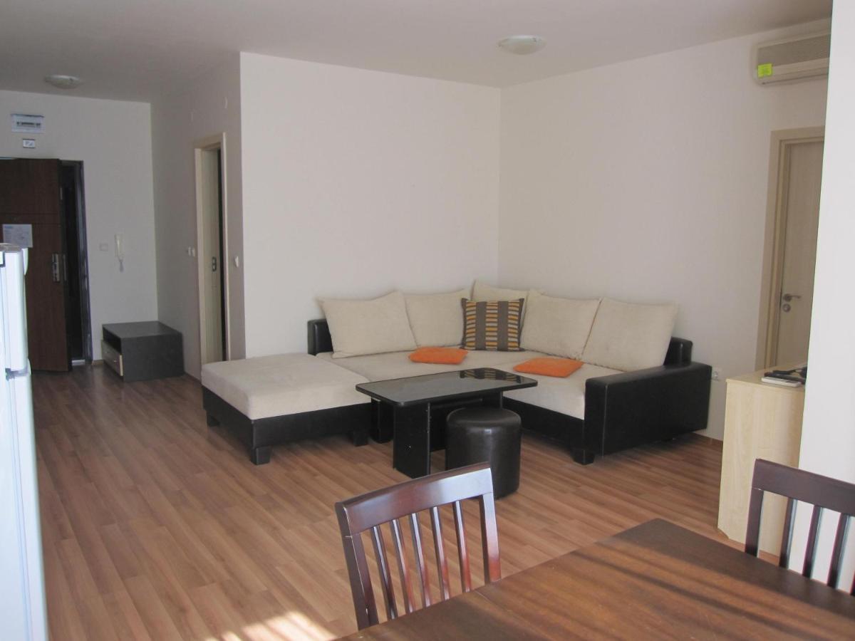 One-Bedroom Apartment Balcony,1009892521:JPEG