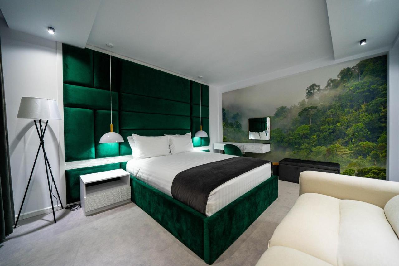 Deluxe Room (2 Adults + 1 Child),1014652627:JPEG