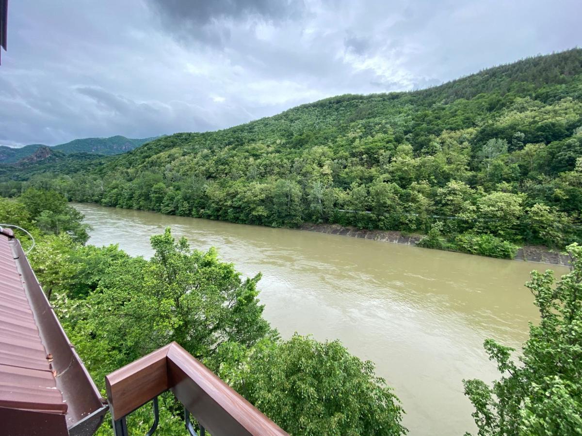 Family Room with River View,1120653867:JPEG