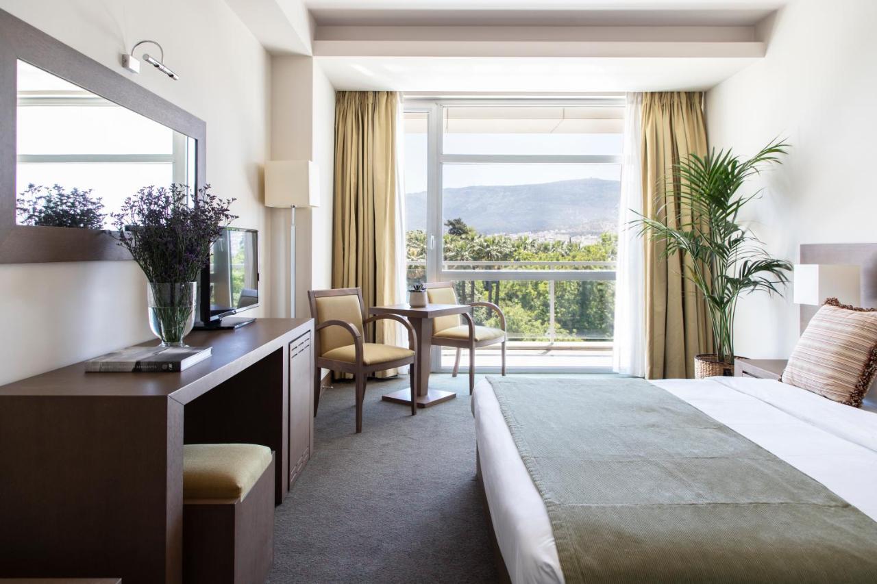 Cameră dublă sau twin Deluxe cu balcon.