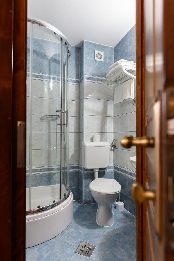 Cameră single cu baie privată