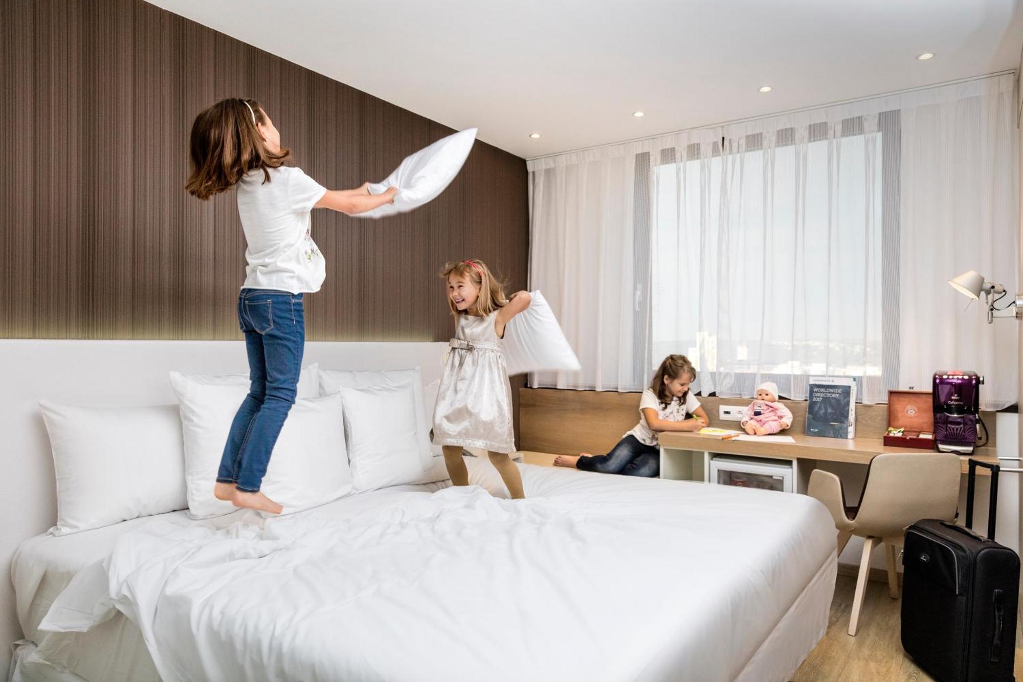 Family Room,1433626630:JPEG