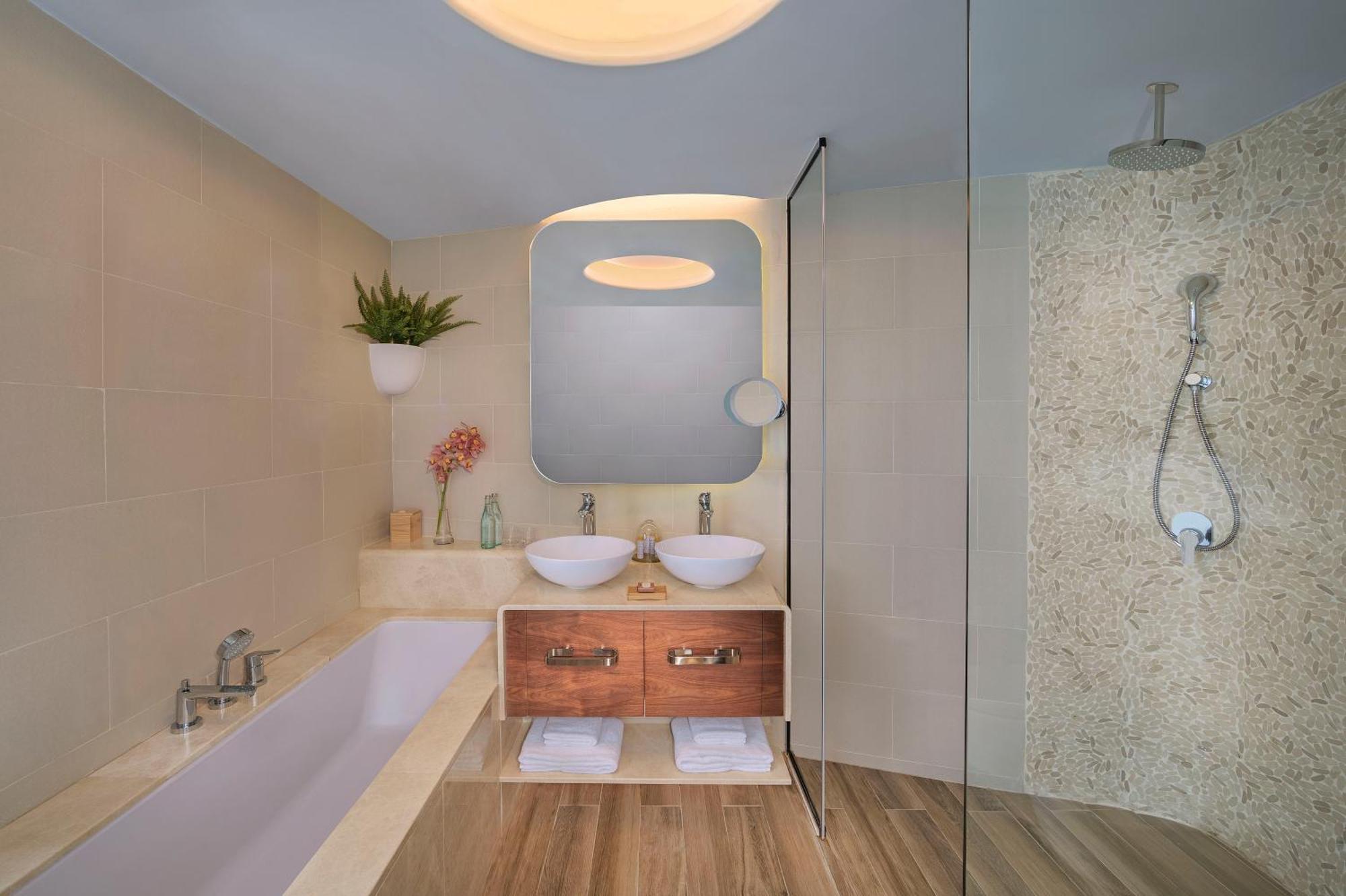 Deluxe Room with Balcony and Partial Sea View,1282473658:JPEG