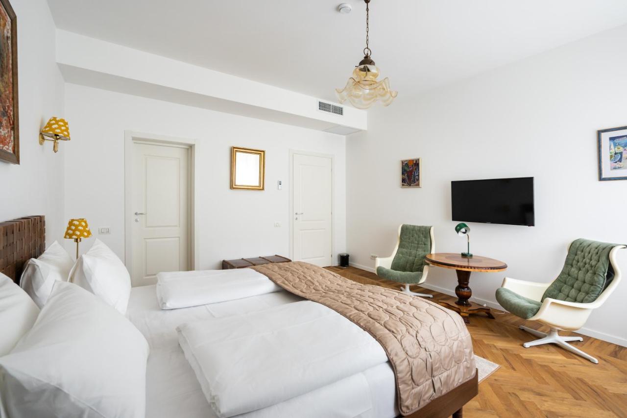 Cameră dublă sau twin Deluxe cu balcon.