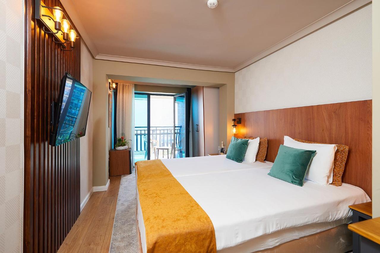 Twin Room with Balcony and Side Sea View,1498971829:JPEG