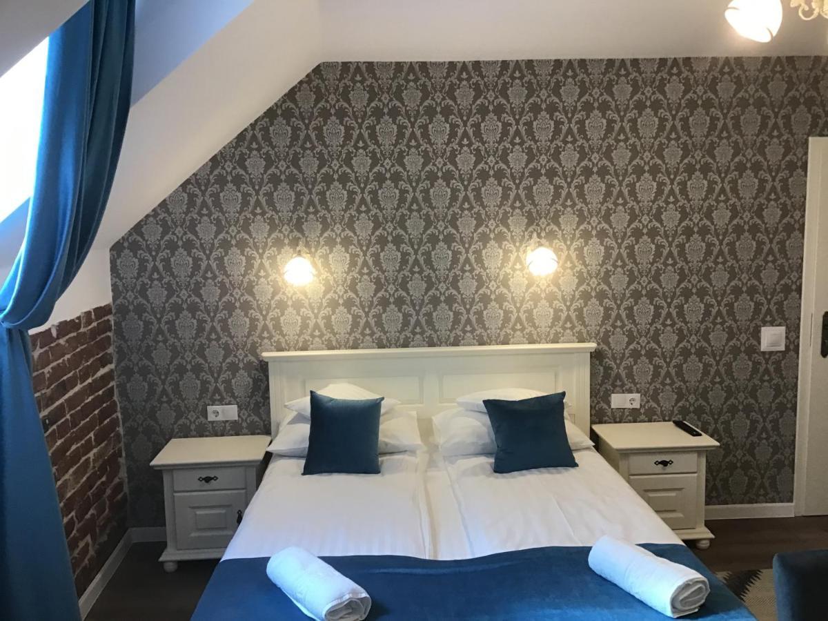 Deluxe Family Room,1384941722:JPEG