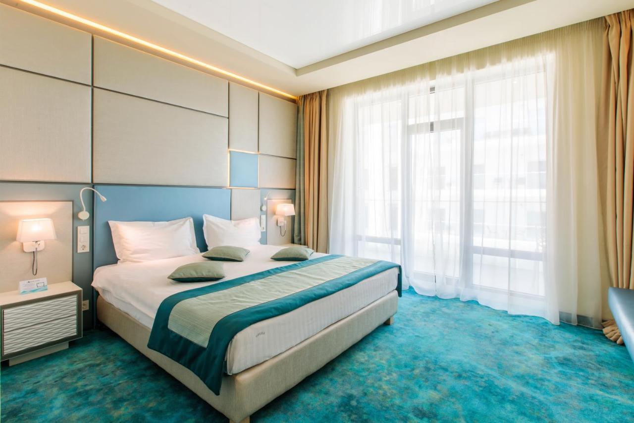 Cameră dublă Deluxe cu vedere parţială spre mare