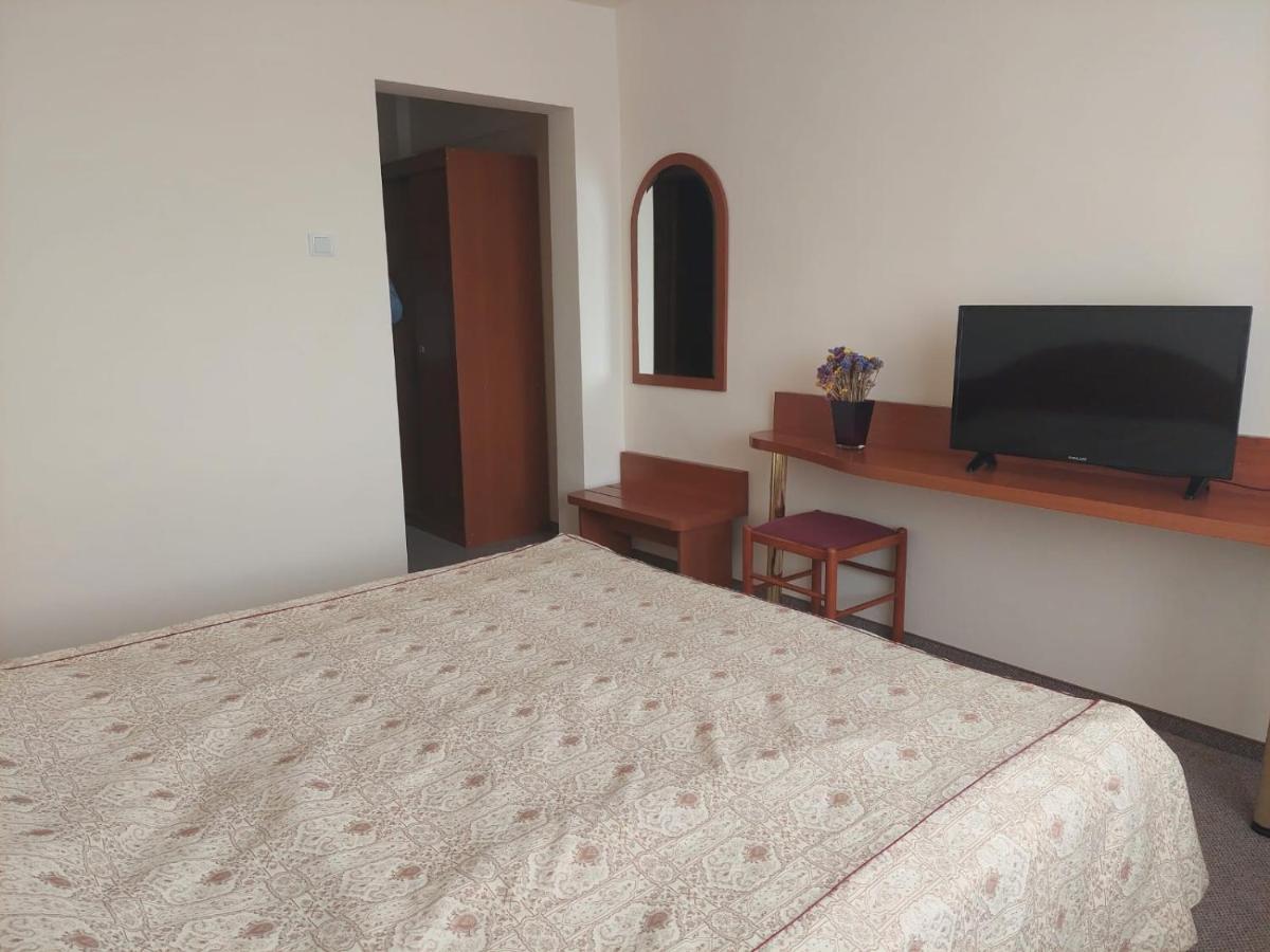 Twin Room,1552055056:JPEG