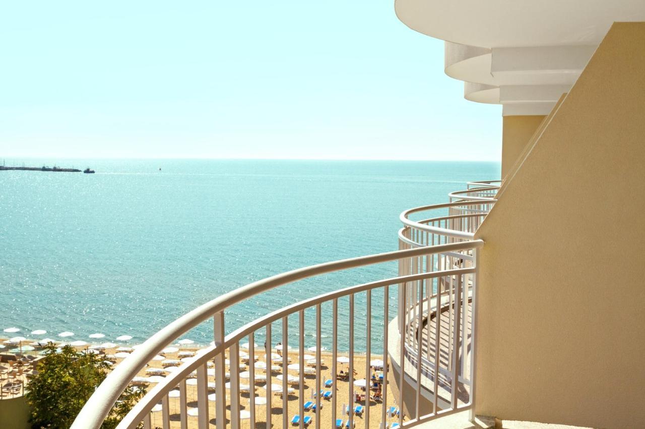 Cameră twin cu balcon și vedere laterală la mare