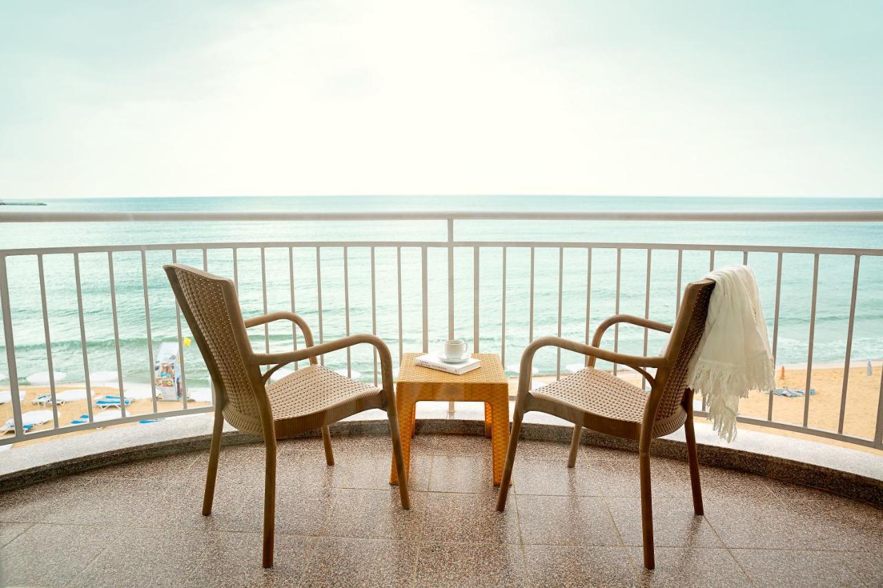 Cameră twin cu balcon și vedere directă la mare