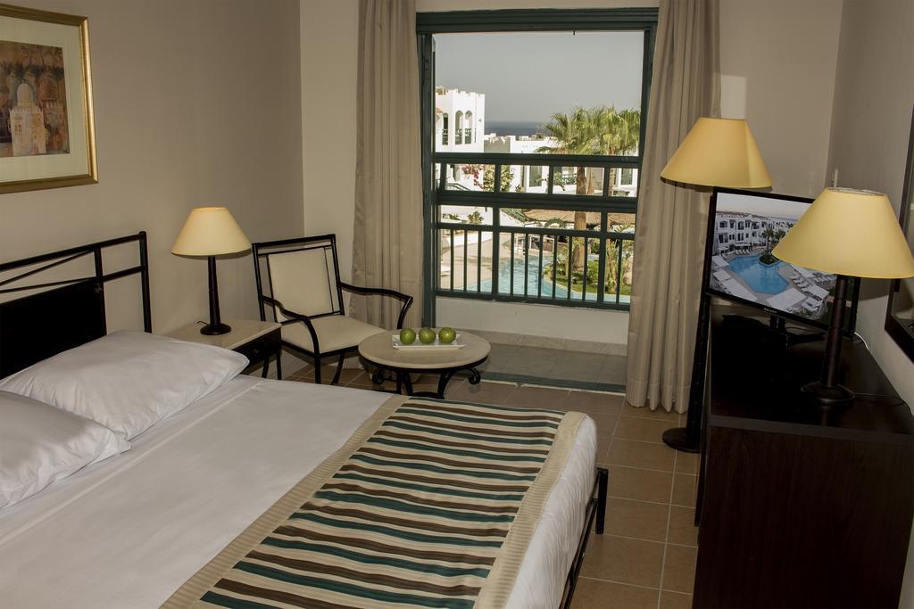 Family, Queen Bed, Pool View