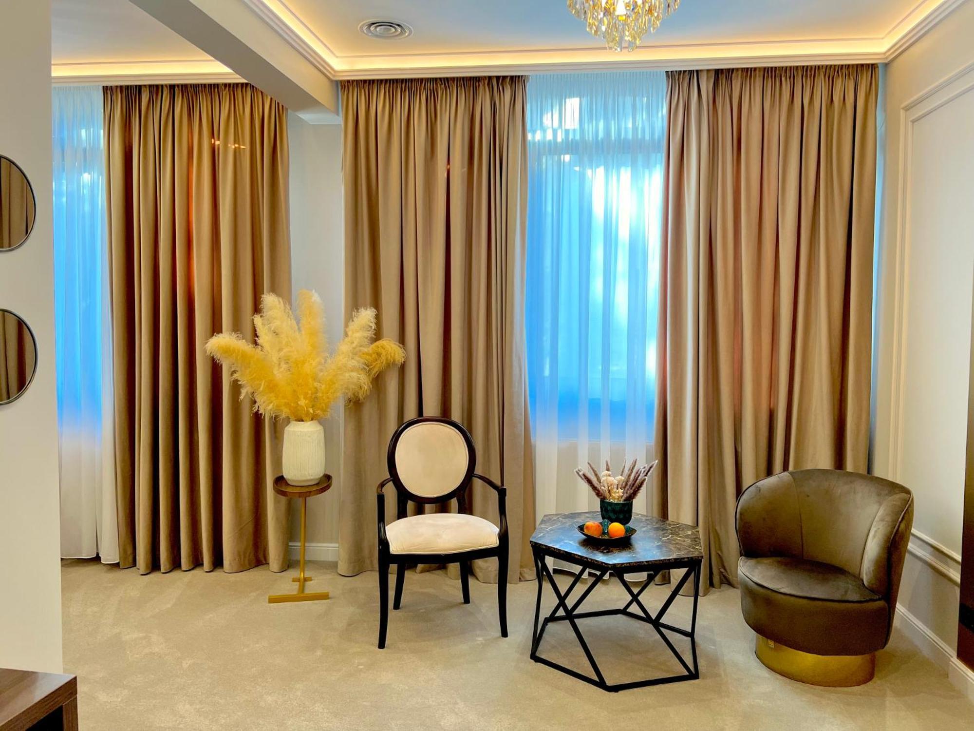 Executive Suite,1499486935:JPEG