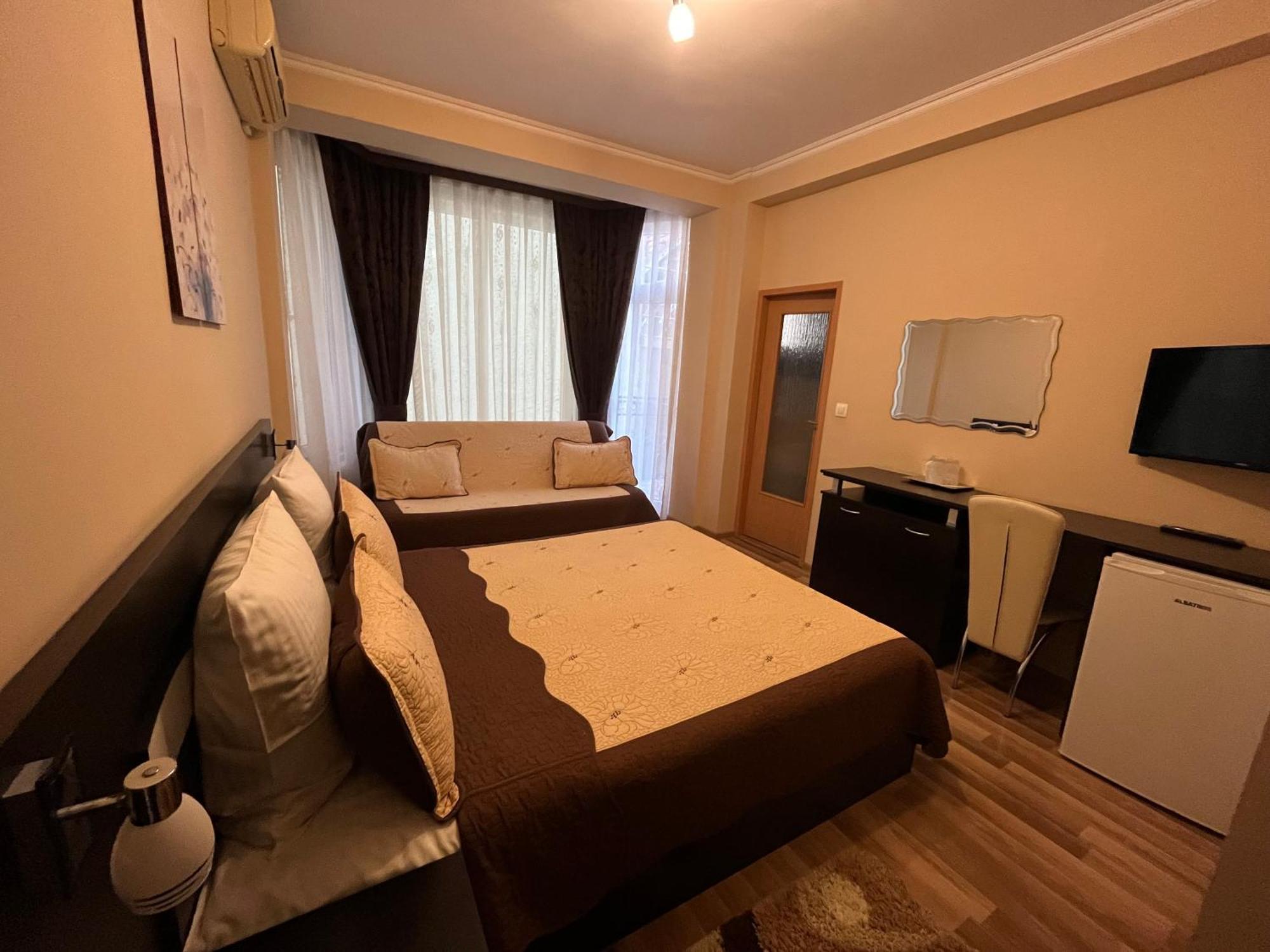 Cameră triplă cu balcon (fără vedere)