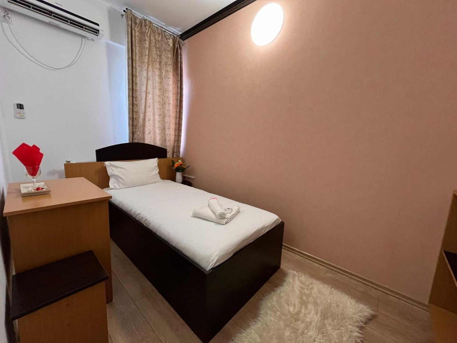 Cameră single cu baie privată