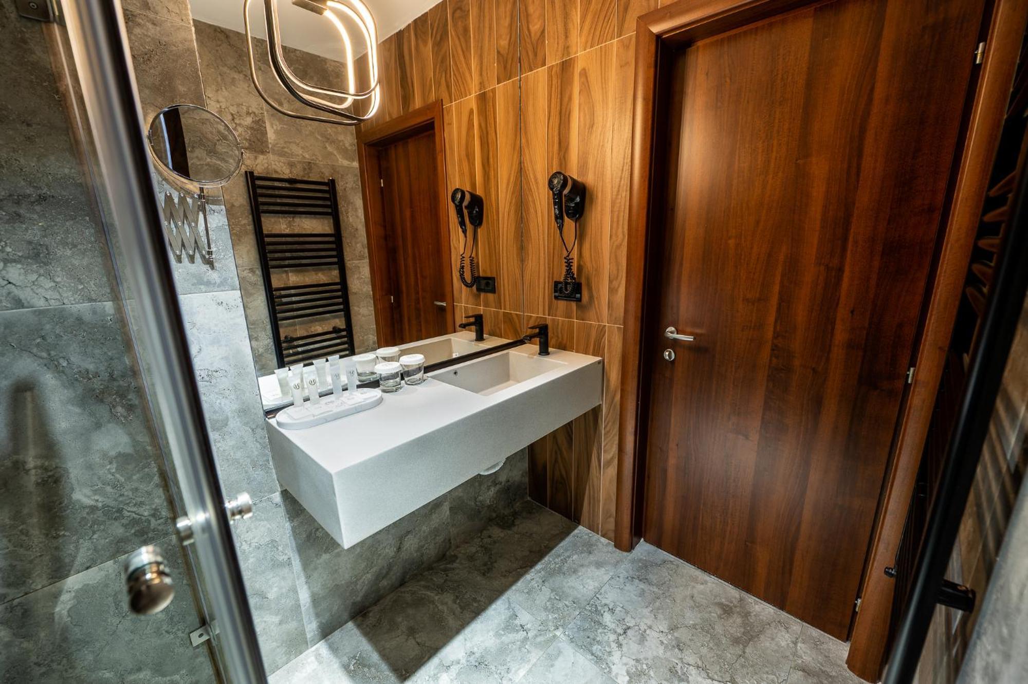 Deluxe Double or Twin Room,1525328698:JPEG