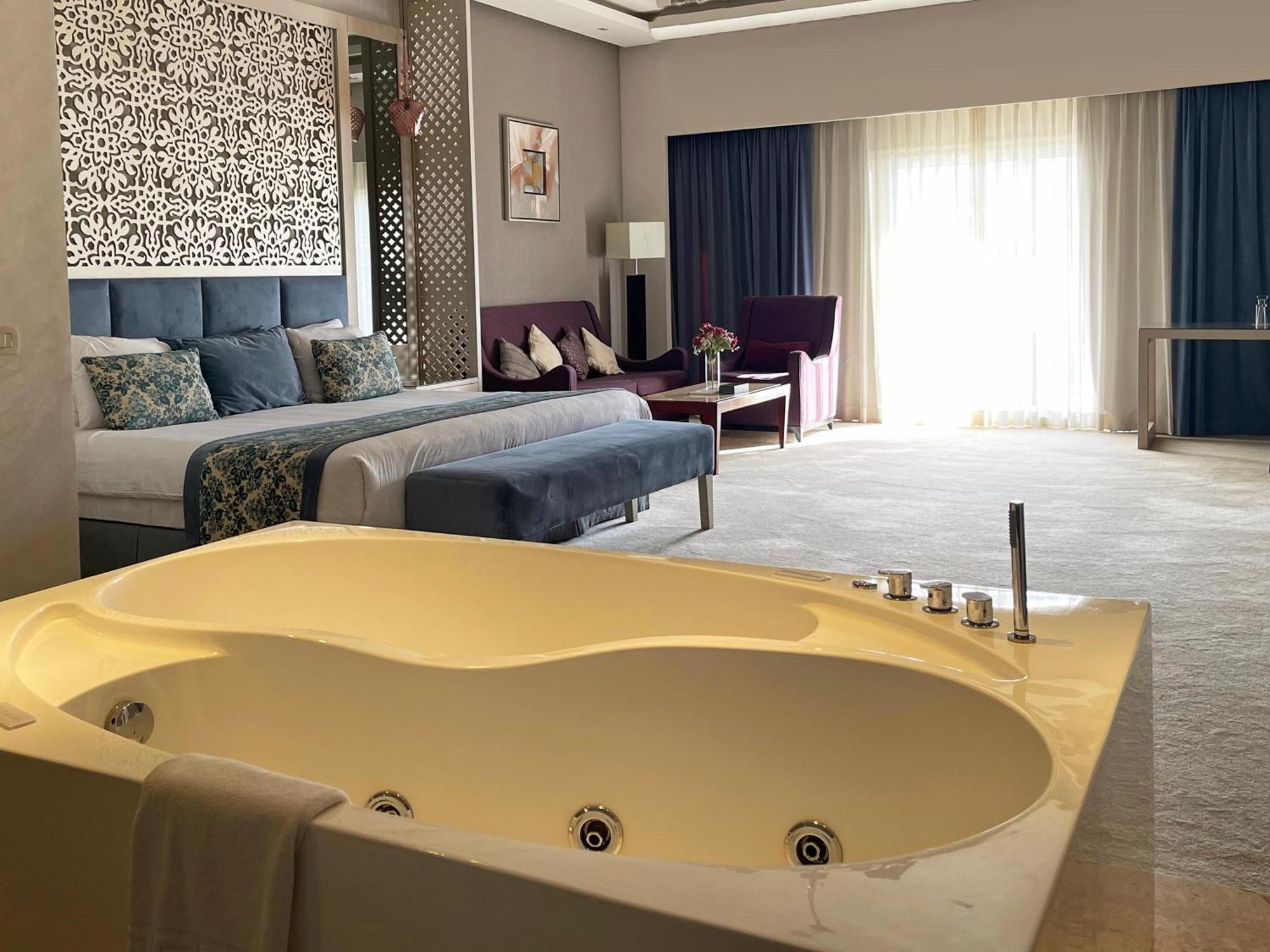 Romance Jacuzzi Suite,1540964293:JPEG