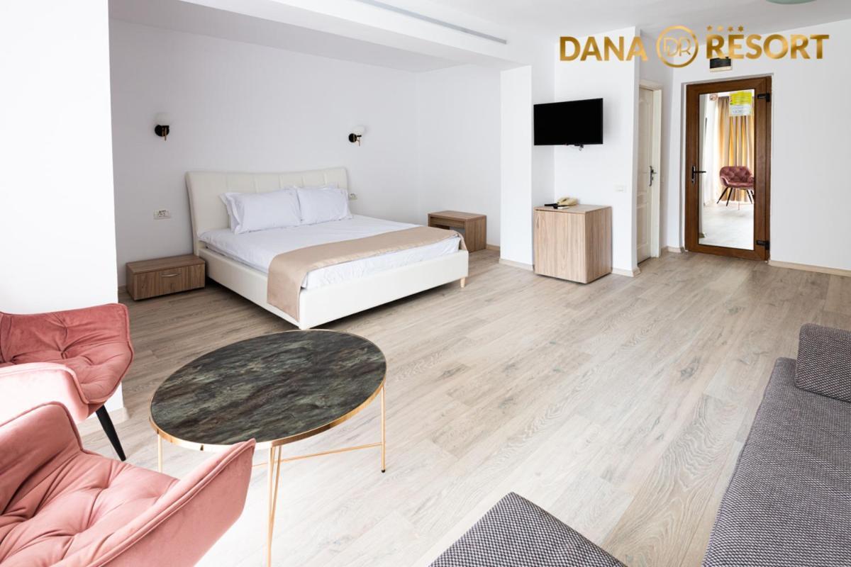 Family Room with Balcony,1543297867:JPEG