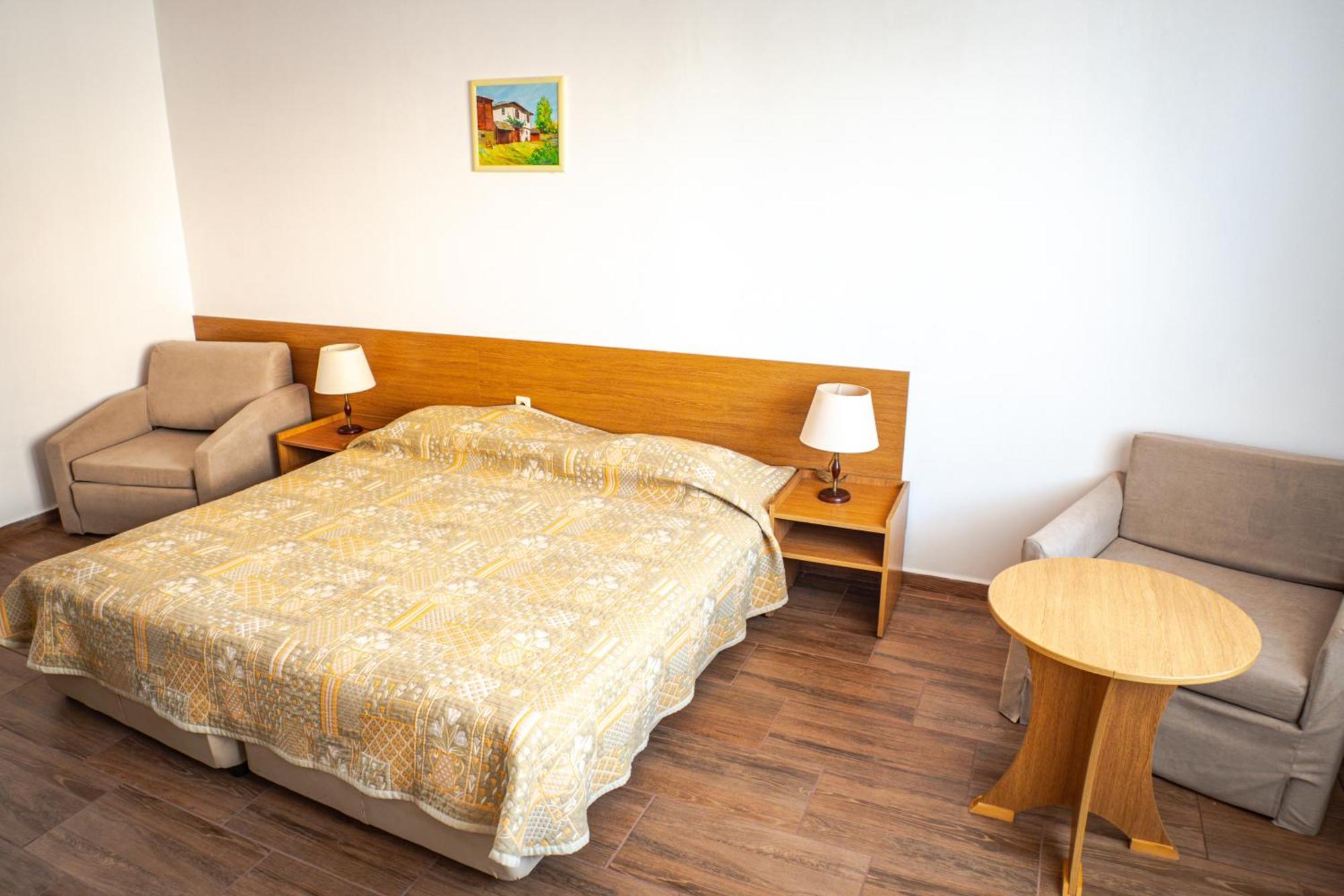 Cameră dublă sau twin (2 adulţi + 2 copii)
