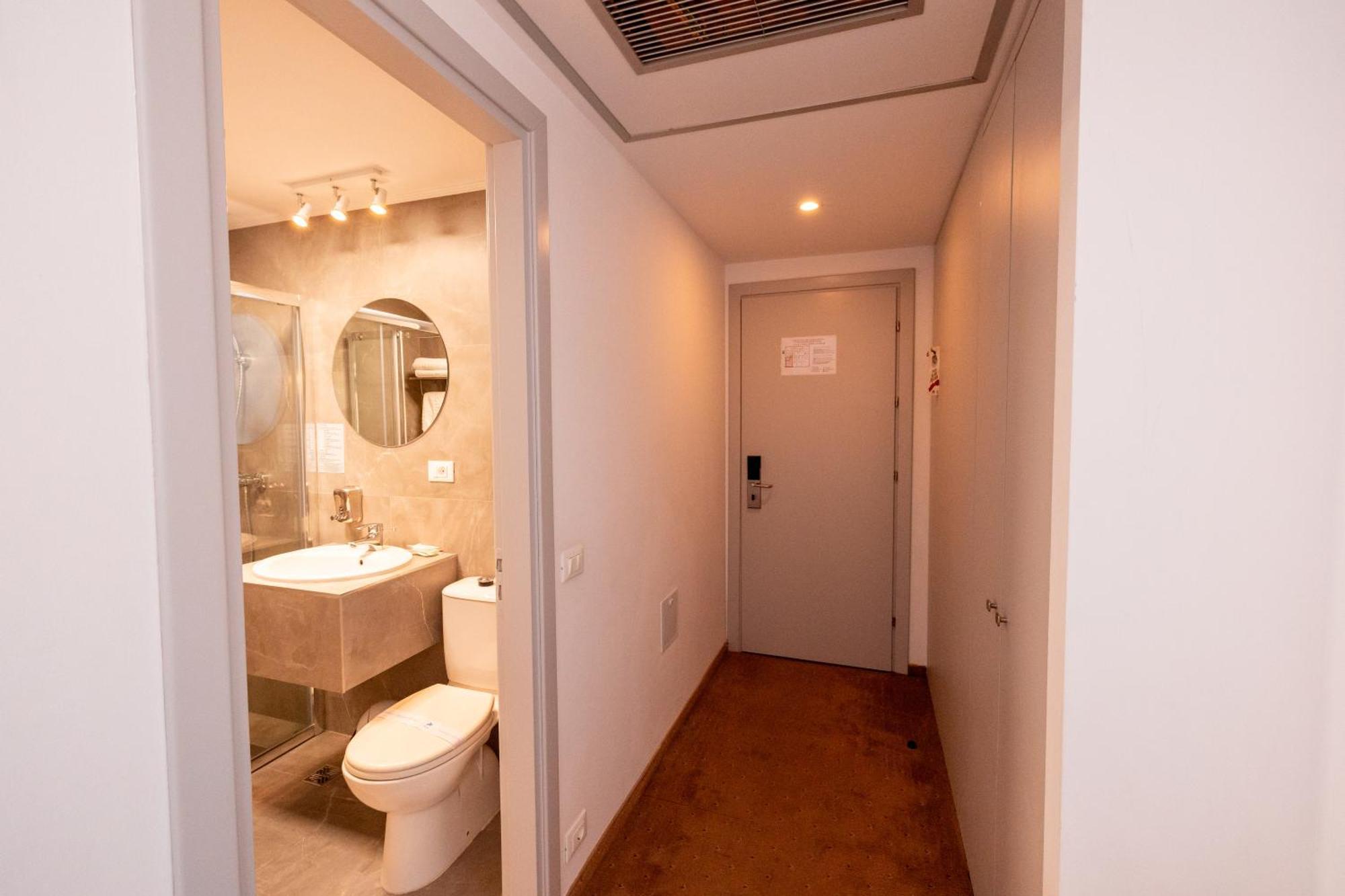 King Room,1587497078:JPEG