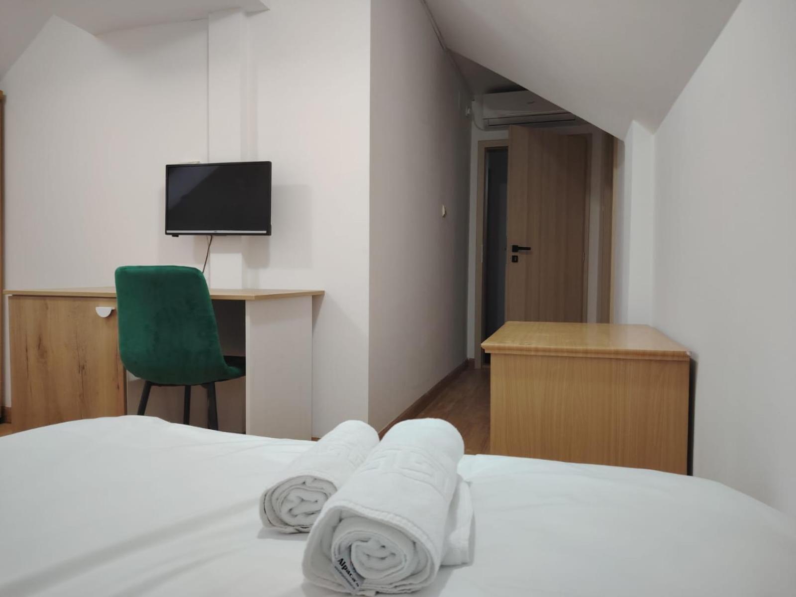 Twin Room,1607294402:JPEG