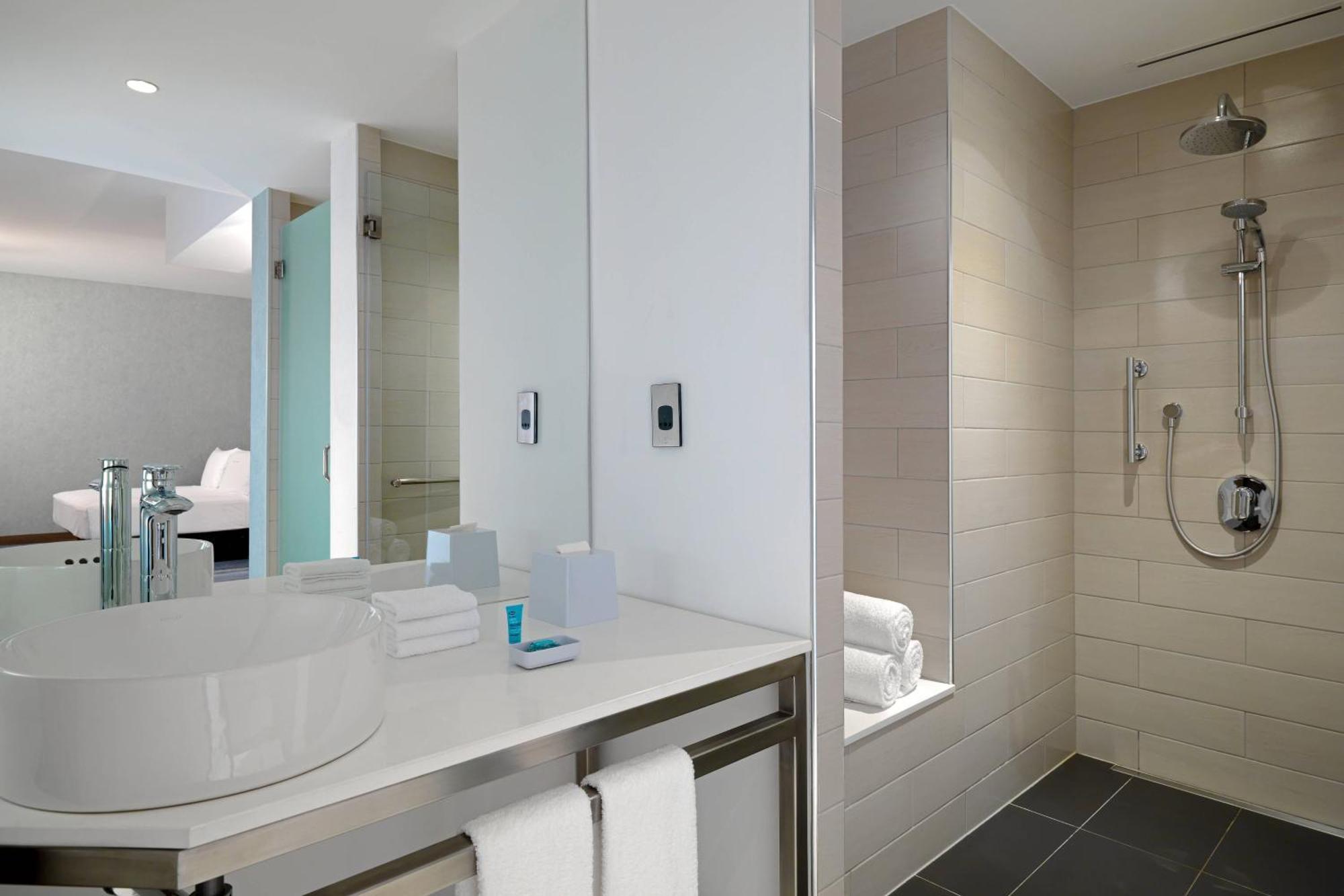 Savvy King Room including F&B Spa & Abra Boat Tour
