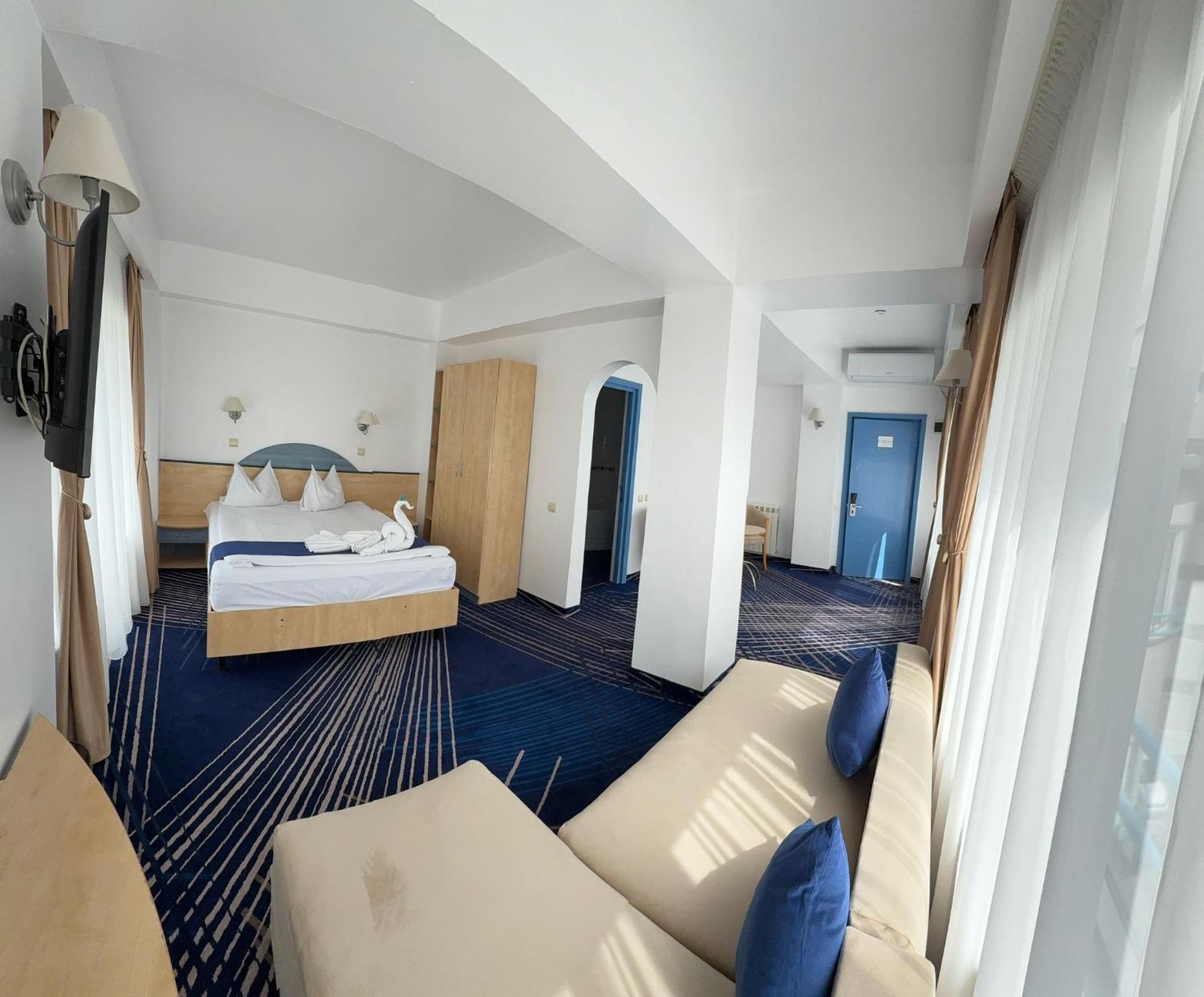 Family Room,1658759370:JPEG