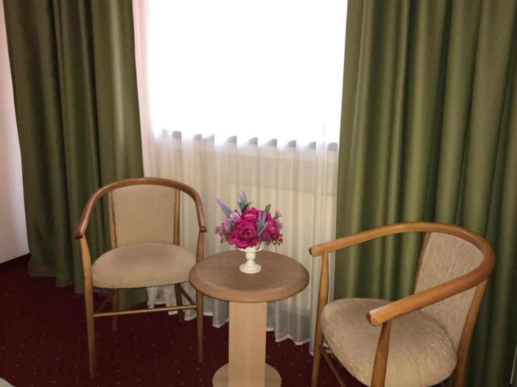 Suite 3*,1681749784:JPEG