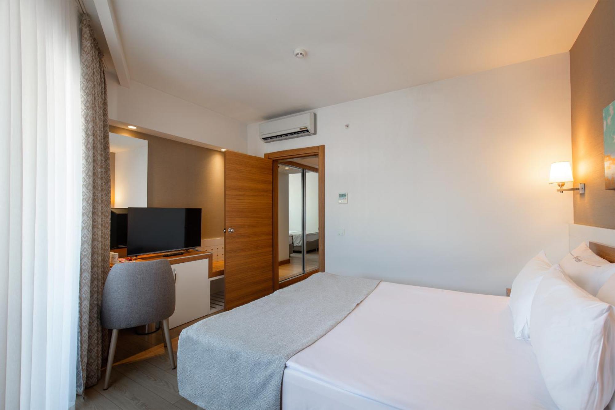 Deluxe Family Room,1697957961:JPEG