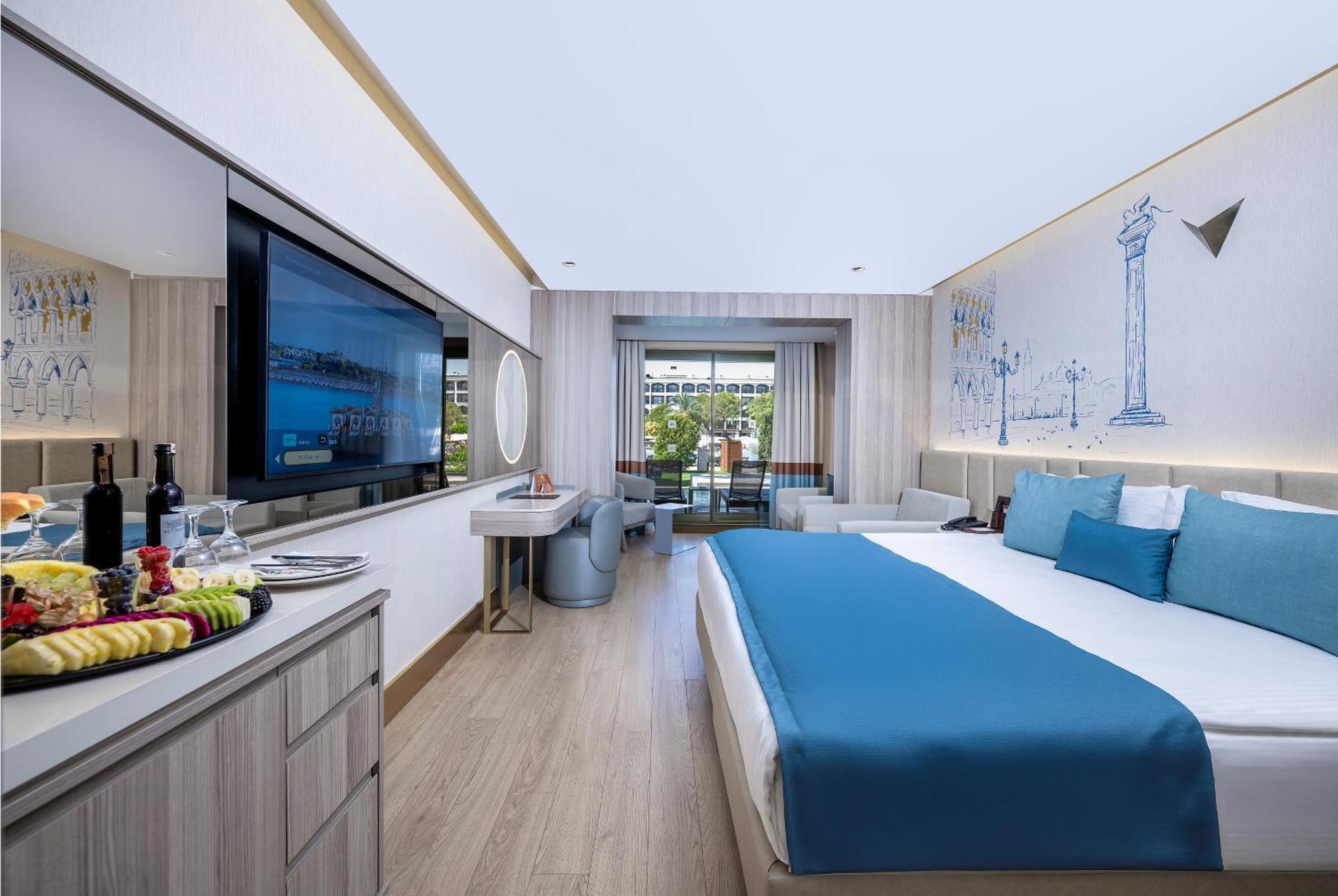 Swim-up Room