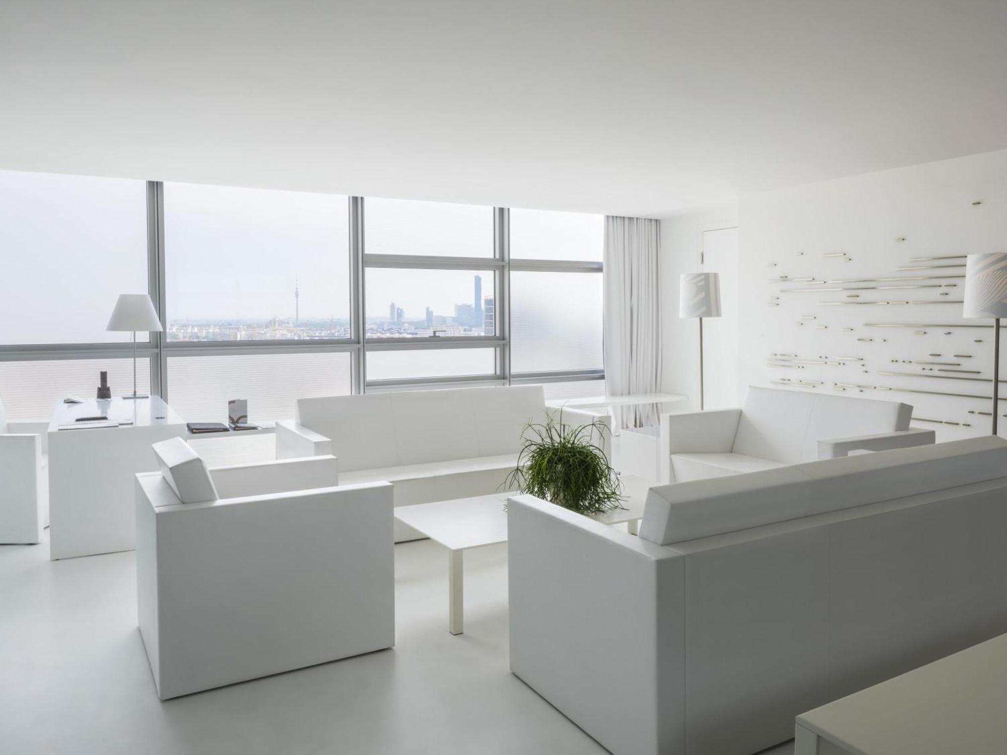 Presidential Suite – 270° Skyline View, Grand King Bed