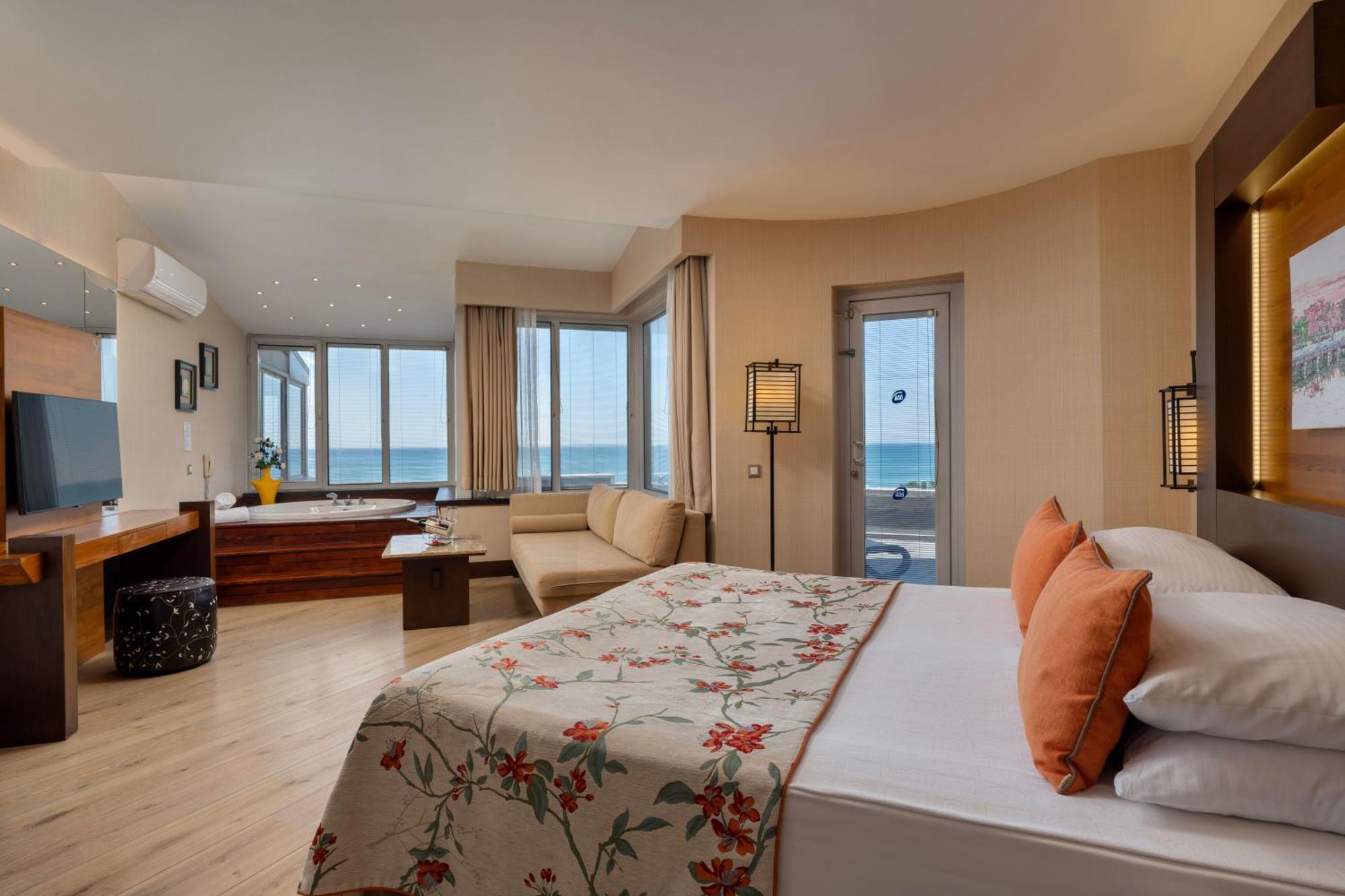 Suită Junior cu o cadă spa și vedere la mare