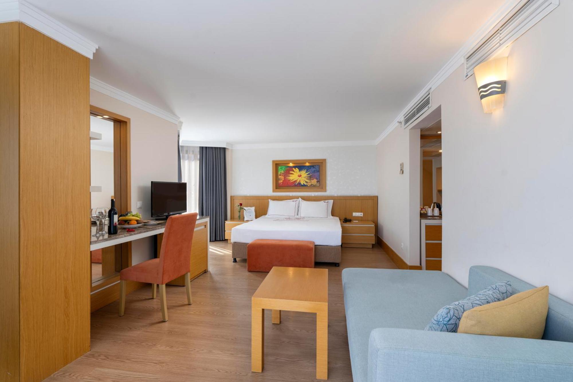 Suite with Spa Bath,1756446889:JPEG