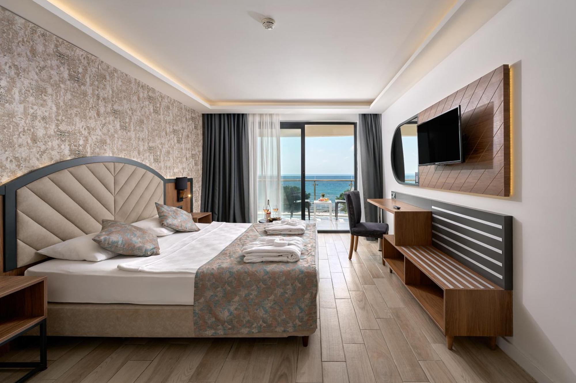 Cameră dublă cu balcon și vedere la mare