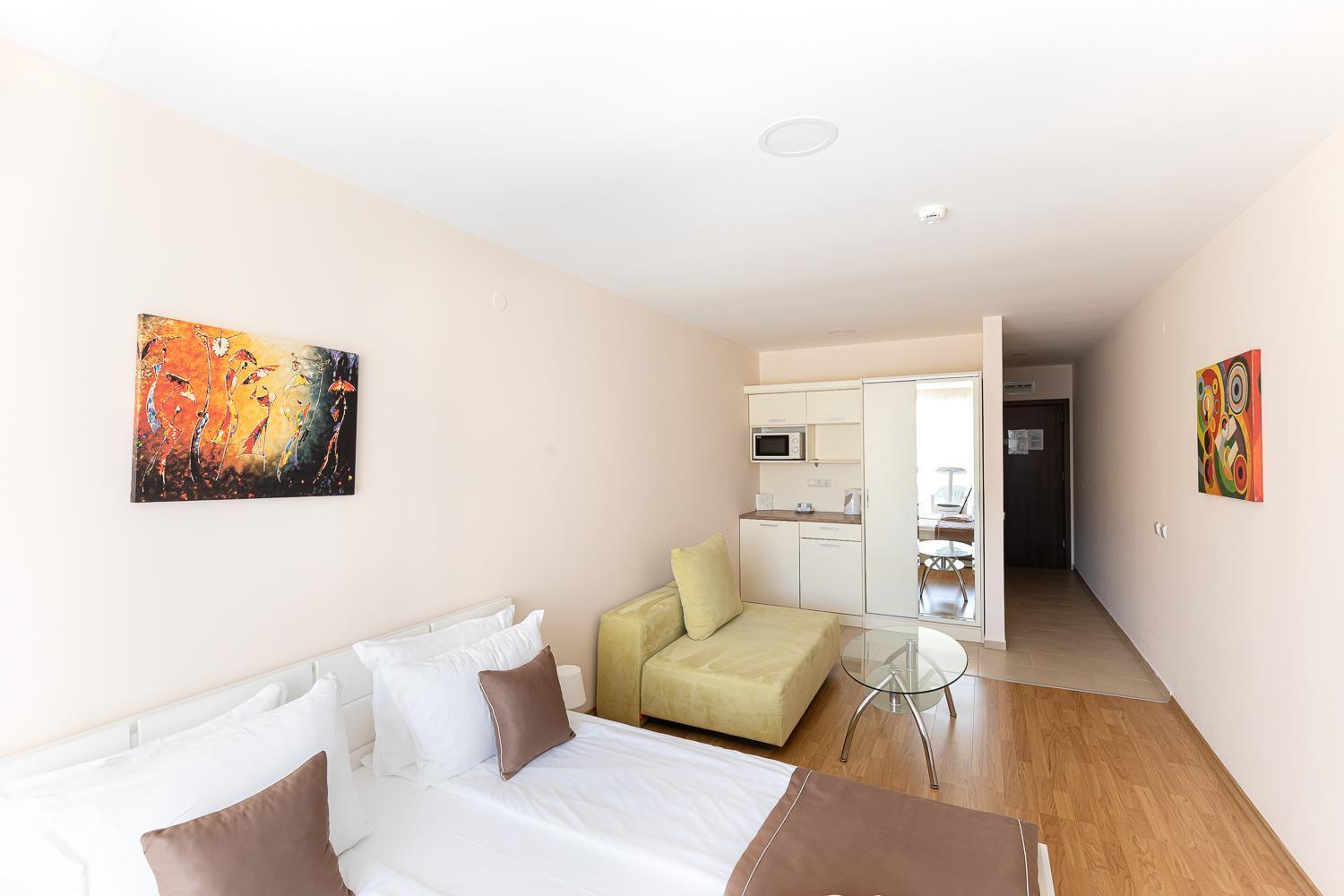 Cameră de familie cu balcon (2 adulţi + 1 copil)