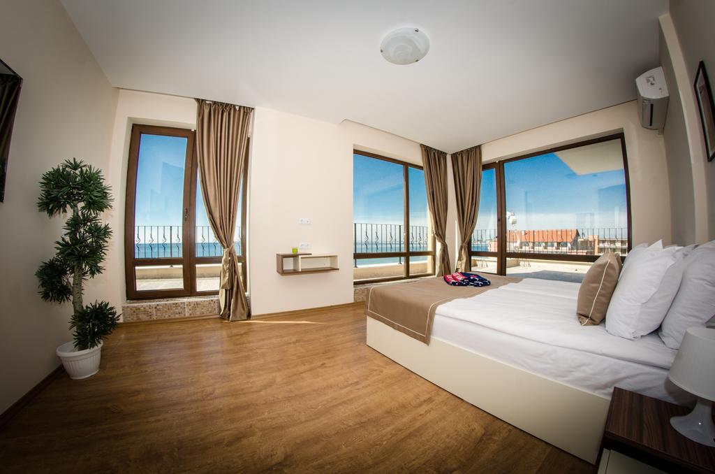 One-Bedroom Apartment with Balcony (3 Adults)