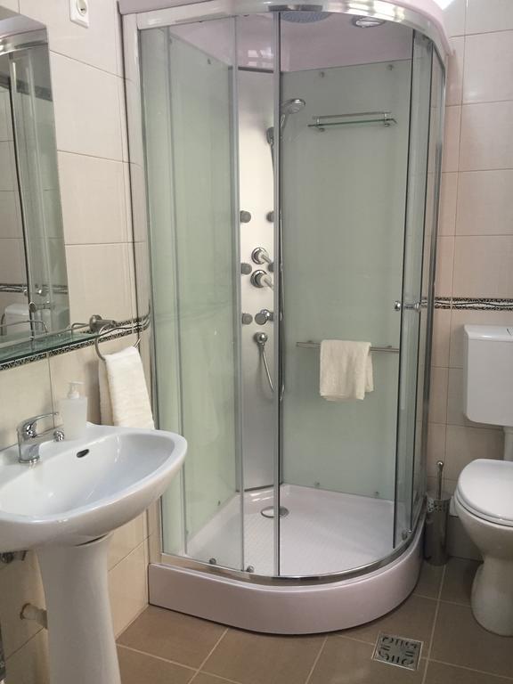 Cameră triplă cu baie