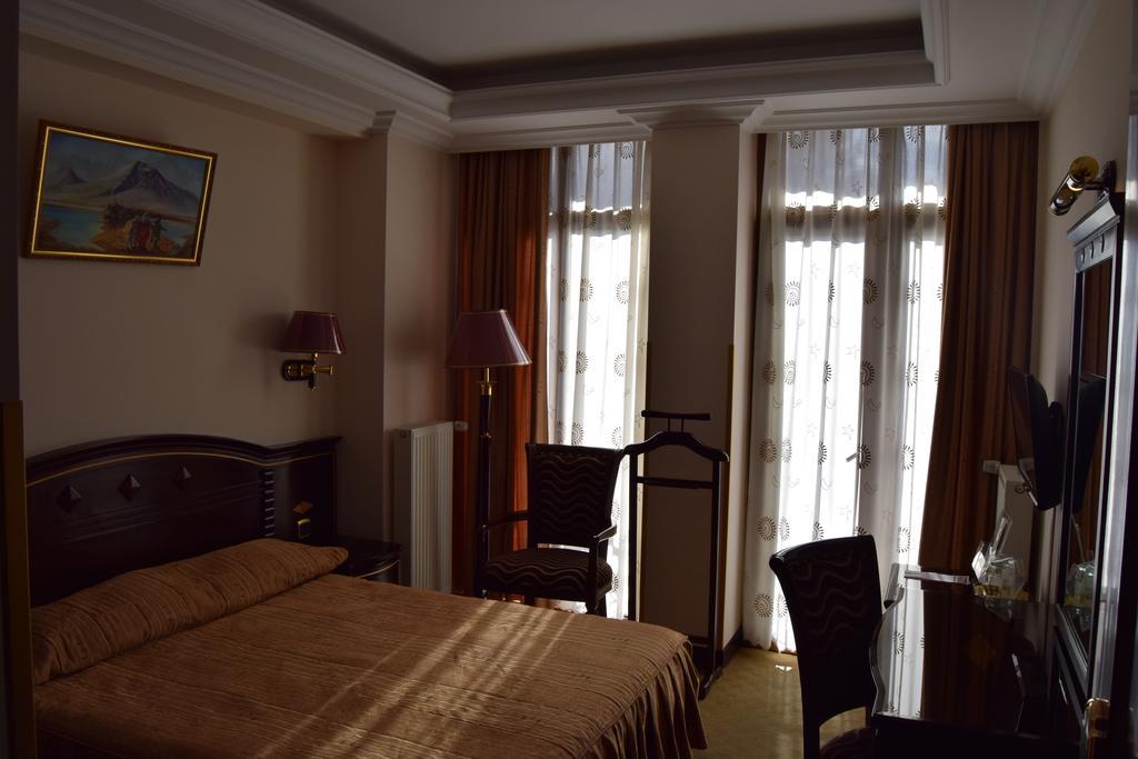 Two-Bedroom Family Suite (2 Adults + 2 Children),378243478:JPEG
