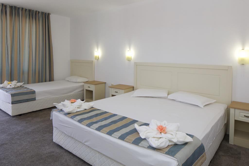 Cameră Deluxe de familie cu balcon (3 adulți și 1 copil)