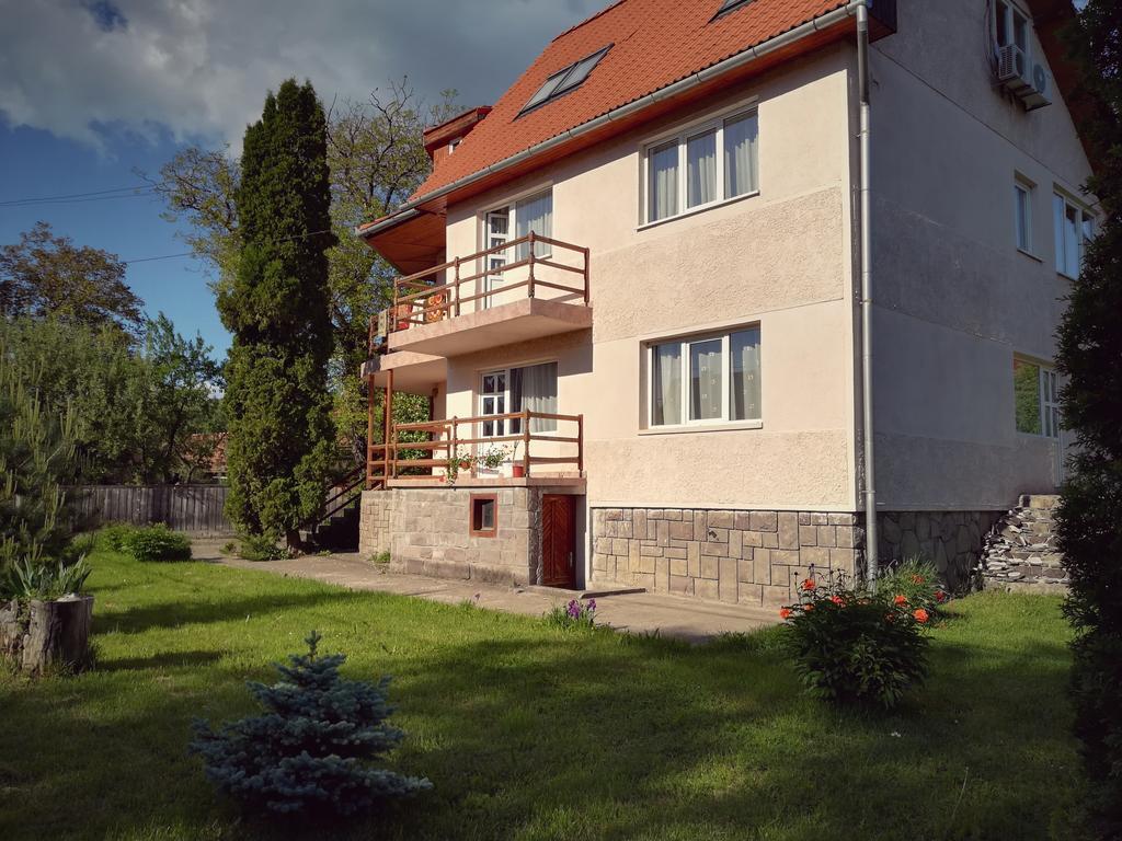 Family Room with Mountain View,883361572:JPEG