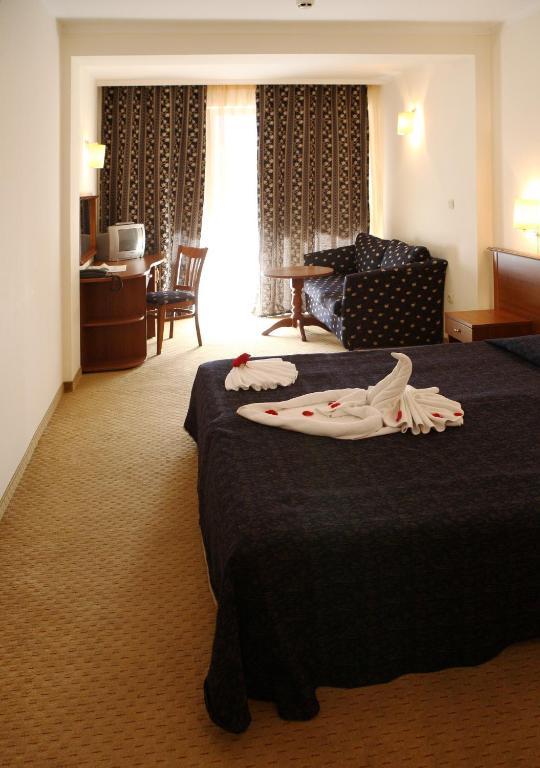 Cameră dublă sau twin cu balcon (2 adulți + 2 copii) - All inclusive