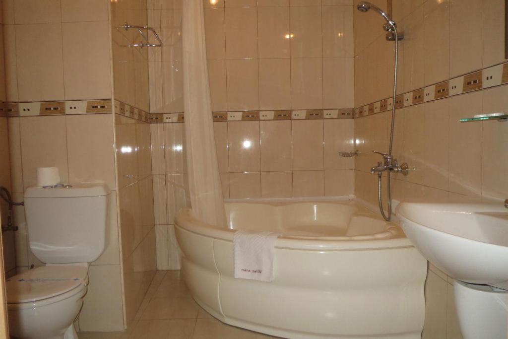 Apartament cu balcon (2 adulți + 2 copii)