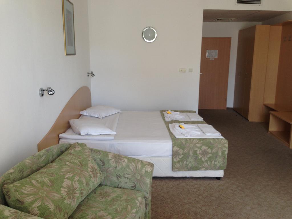 Cameră twin cu balcon (2 adulţi + 1 copil)