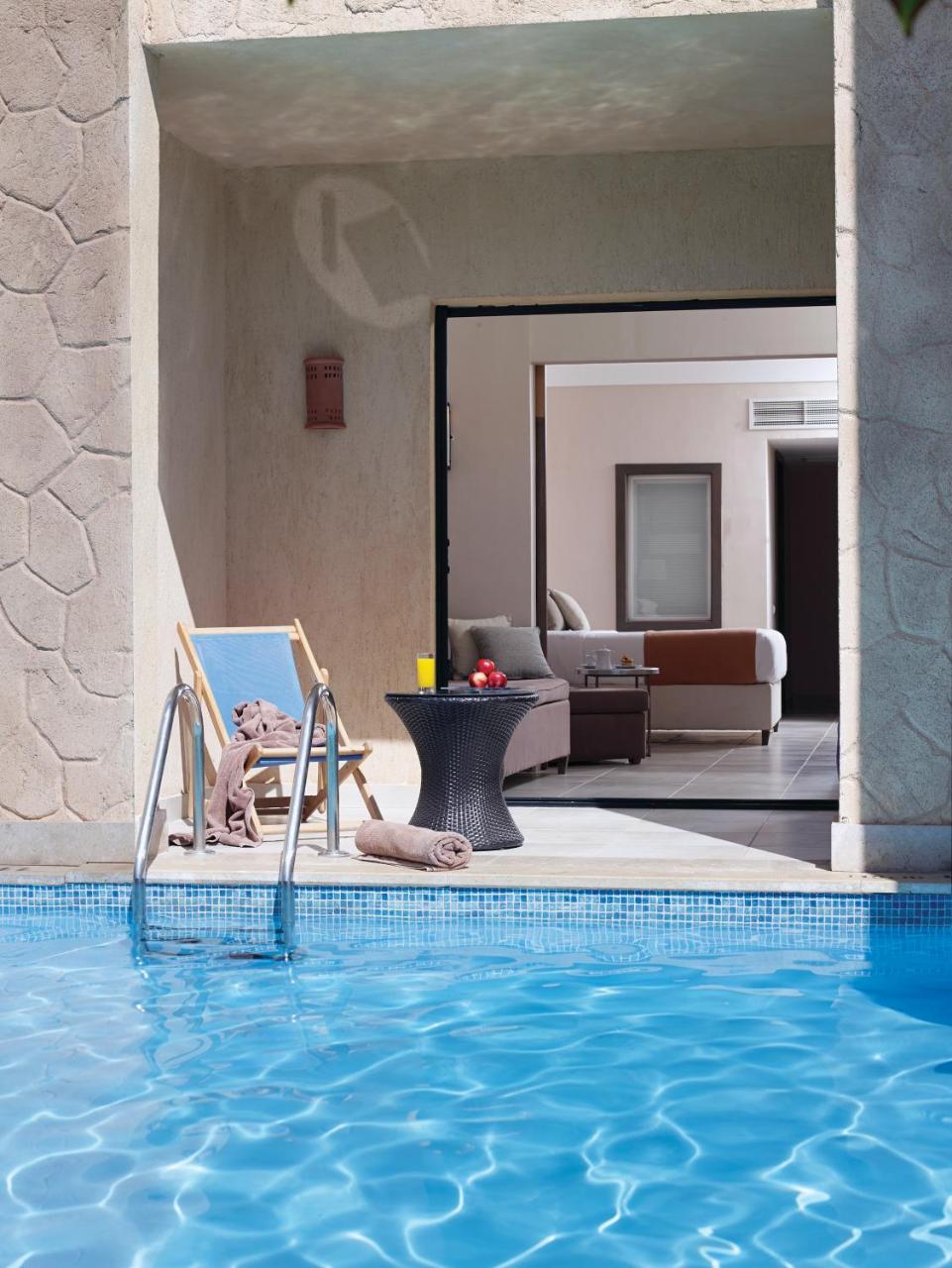 Cameră de familie cu acces direct la piscină