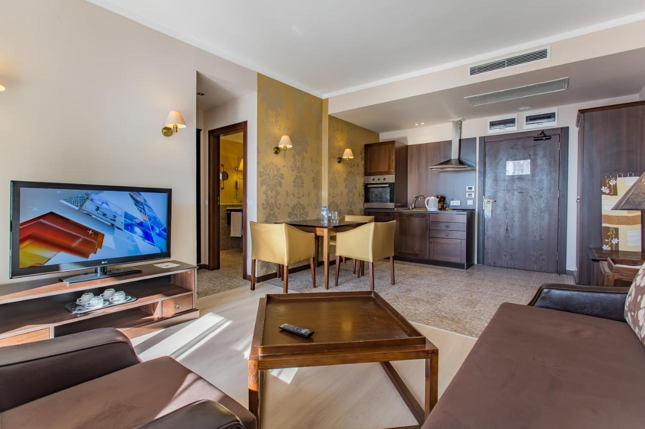 Apartament cu 1 dormitor și vedere la piscină (2 adulți + 2 copii)