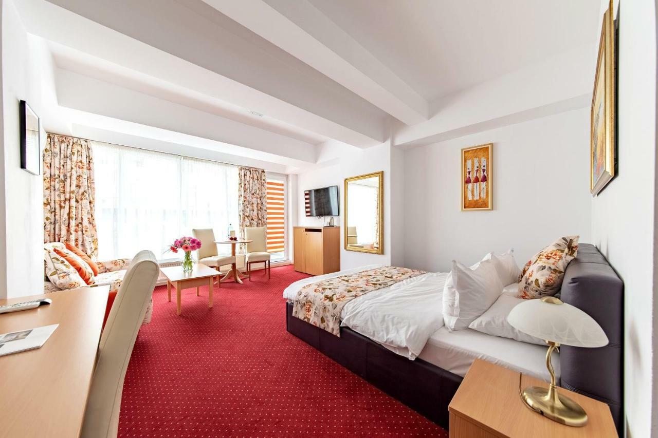 Cameră dublă superioară cu balcon (include zonă de fumat)
