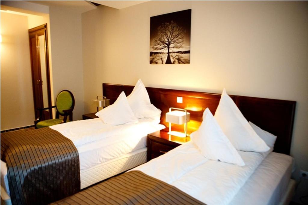 Standard Double or Twin Room,585994932:JPEG
