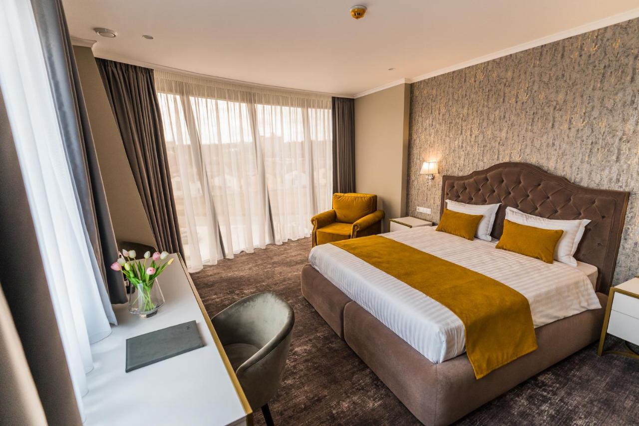 Deluxe Room (2 Adults + 1 Child),992876689:JPEG