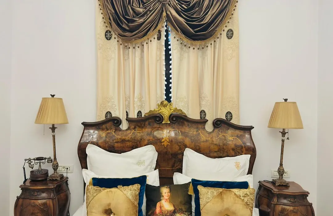 Conacul Coroanei Luxury Boutique-1