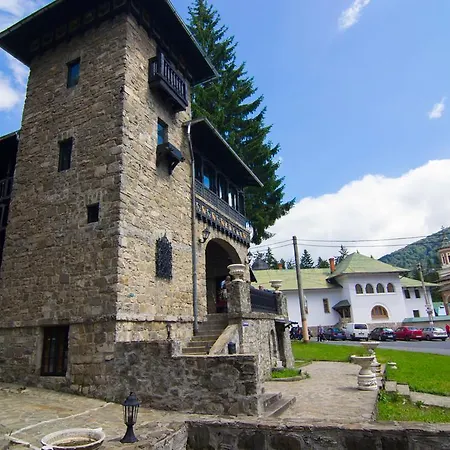 Casa Cu Farfurii-2